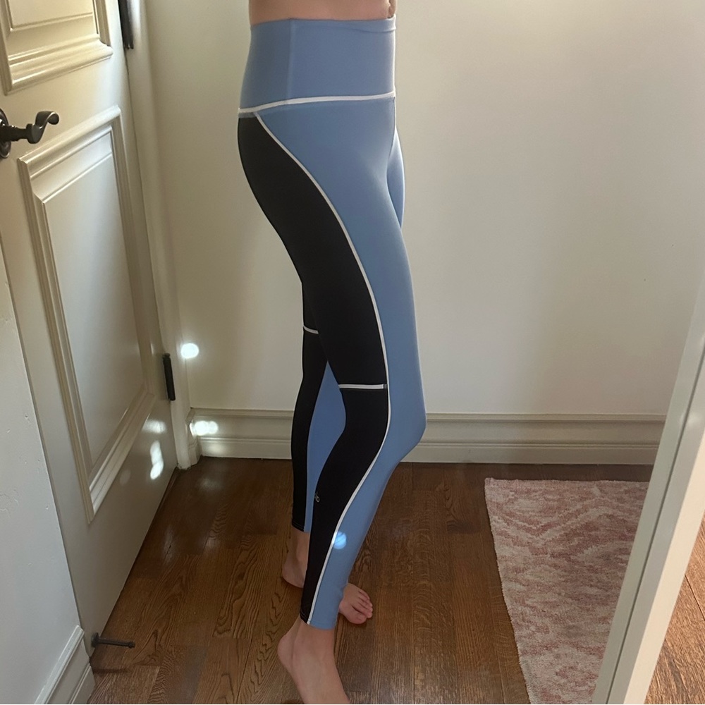 Alo yoga leggings size M in light blue and black design